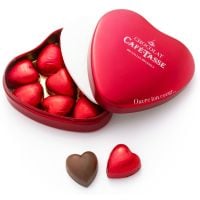 Café-Tasse Corazones de Chocolate en Caja Metálica Roja 115 g
